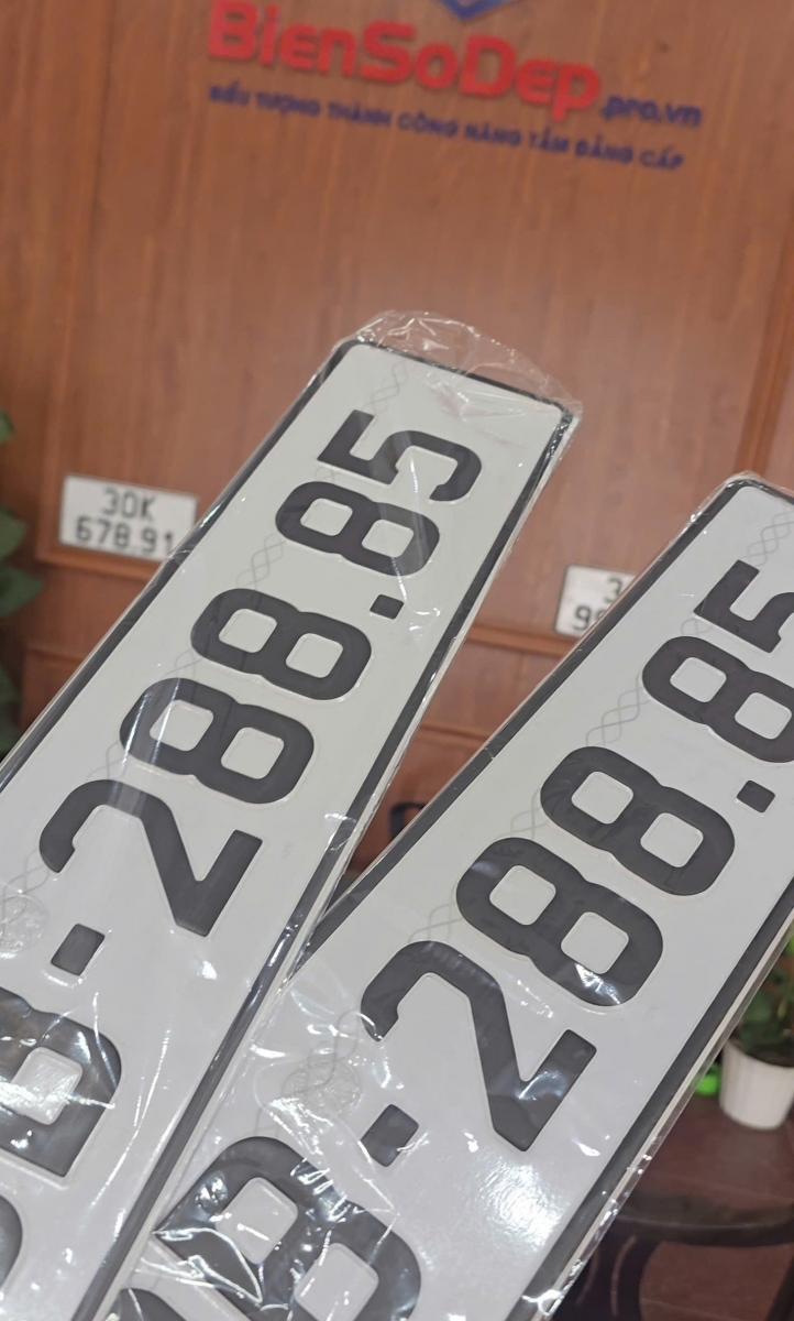 Anh khách gửi 1 cặp biển số đi 30km từ Hòa Bình xuống Xuân Mai để ép biển số ô tô cao cấp