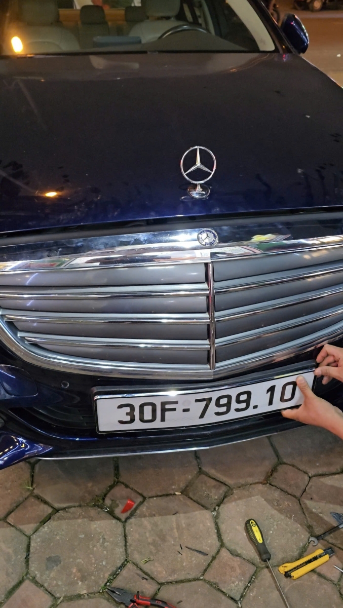 Ép biển cao cấp uốn cong cực đẹp cho xe Mec tại cơ sở Xuân Mai Hà Nội